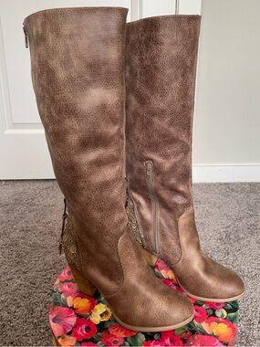 BOUTIQUE NOT RATED BOOTS WITH DETAIL size 8.5